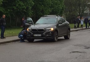 На львівській вулиці під час руху BMW X6 спрацював вибуховий пристрій