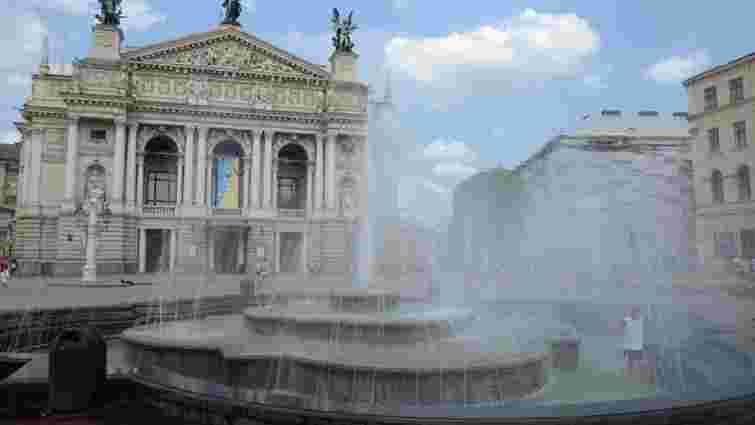 У Львові демонтують фонтан перед Оперним театром