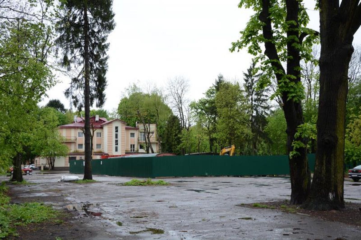 Двоє чиновників мерії отримали догани після знесення історичної будівлі у Стрийському парку