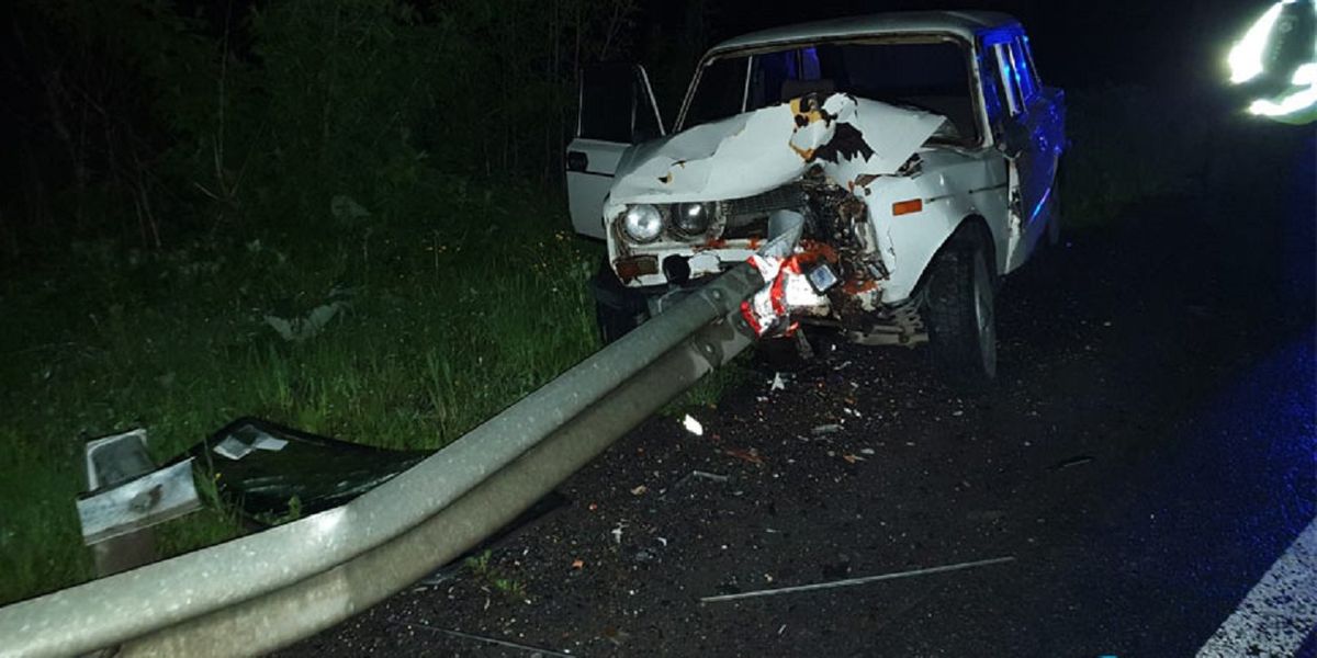 У Золочівському районі автомобіль в'їхав у відбійник, водій загинув