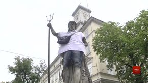 Античних богів у Львові вдягнули у вишиванки