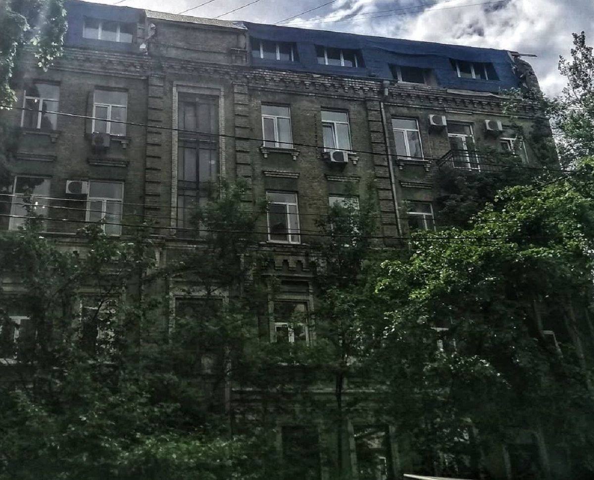 У Києві чоловік намагався продати квартири, які без дозволу побудував на горищі