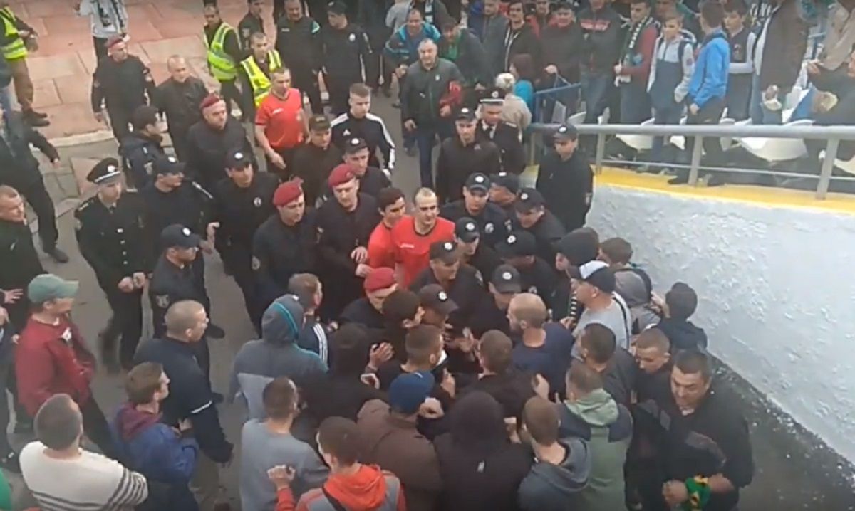 У Вінниці після футбольного матчу вболівальники побили арбітра на полі