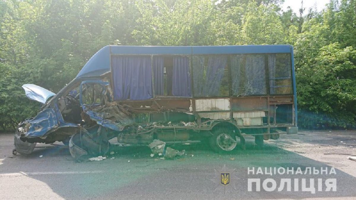 На Вінниччині легковик врізався в маршрутку, є загиблі та потерпілі