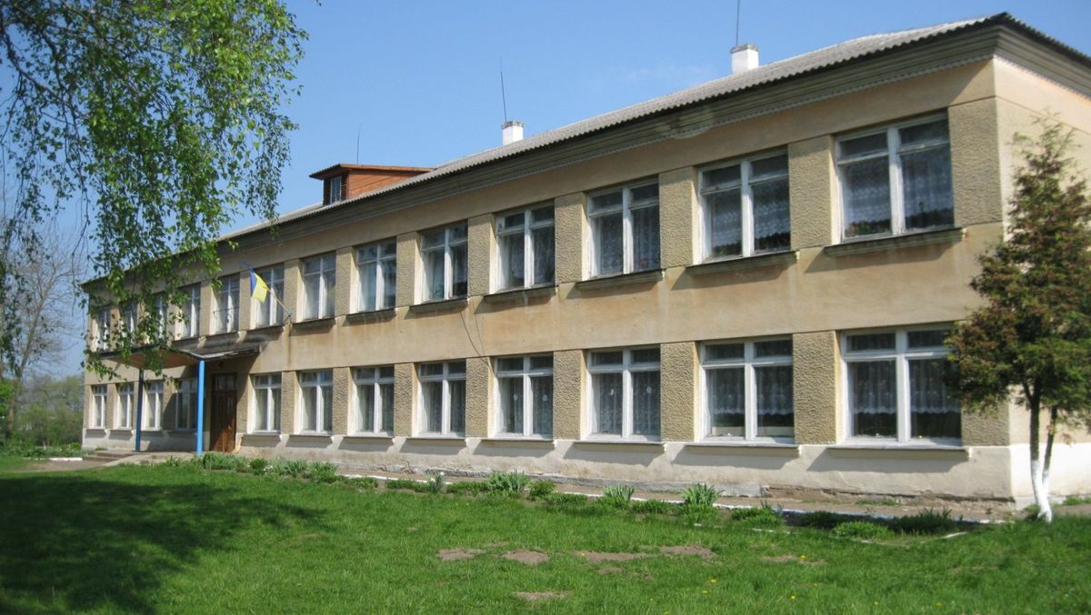 Екс-директора школи на Львівщині оштрафували за ляпас учню під час уроку