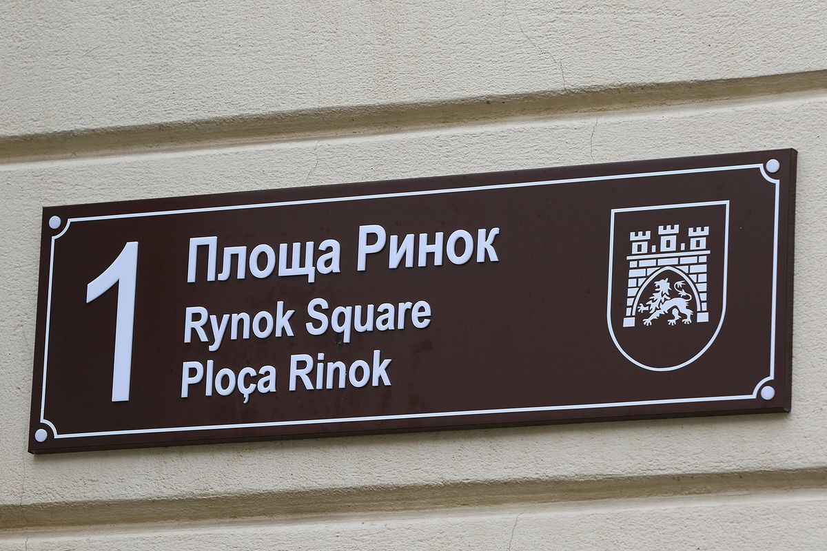 На львівській Ратуші відкрили вуличний вказівник кримськотатарською мовою