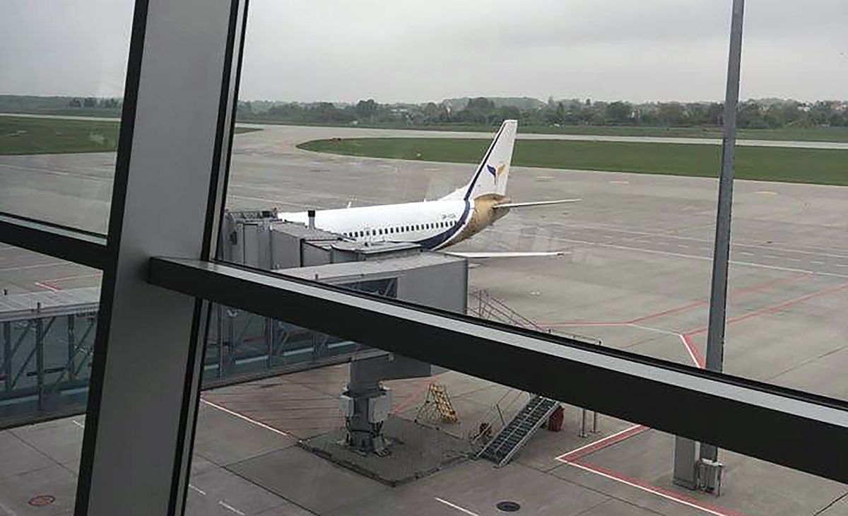 Із львівського аеропорту майже добу не може вилетіти літак на Анталію