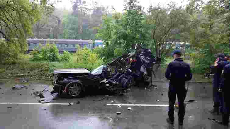 Внаслідок зіткнення із деревом у Брюховичах загинули водій та пасажир Mercedes