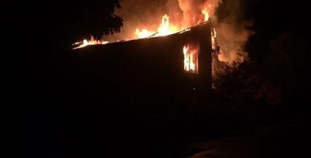 На Рівненщині після удару блискавки згорів будинок поліцейського