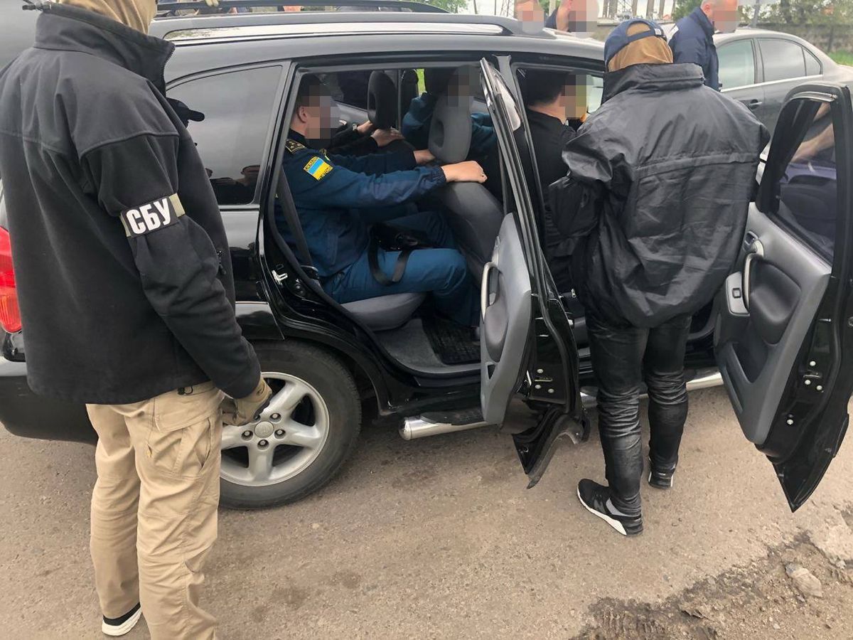 СБУ затримала на Львівщині двох митників за хабар у 6 тис. грн
