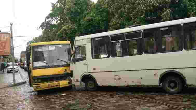 Внаслідок зіткнення двох приміських маршруток у Львові постраждали 5 пасажирок
