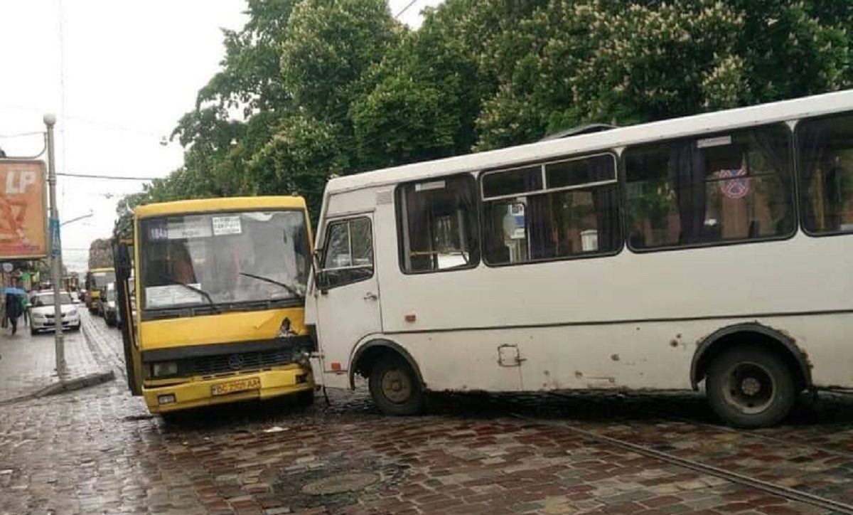 Внаслідок зіткнення двох приміських маршруток у Львові постраждали 5 пасажирок
