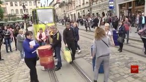 Власники МАФів з алкоголем перекрили рух трамваїв під Львівською міськрадою