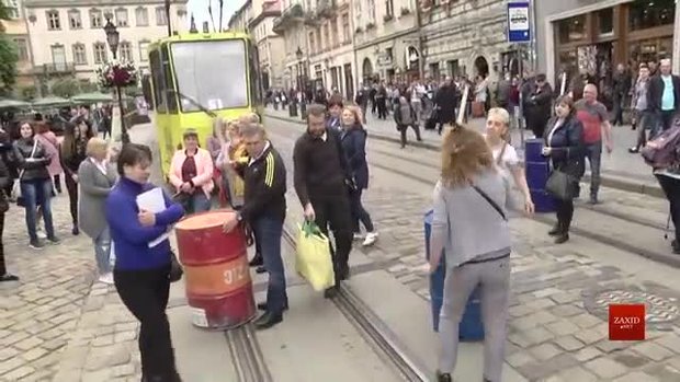 Власники МАФів з алкоголем перекрили рух трамваїв під Львівською міськрадою