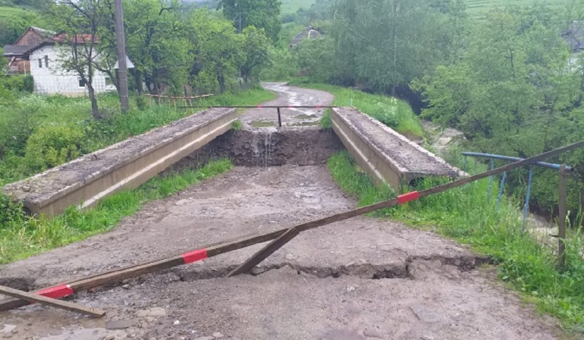 На Закарпатті внаслідок злив обвалився міст та затопило села
