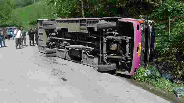 На Закарпатті злетів на узбіччя пасажирський автобус, одна людина загинула