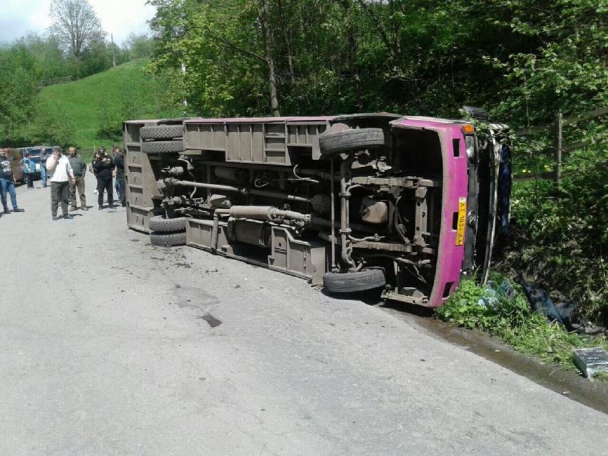 На Закарпатті злетів на узбіччя пасажирський автобус, одна людина загинула
