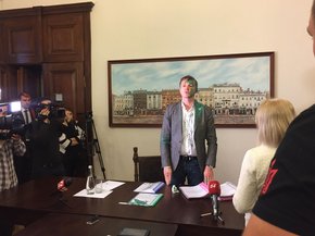 Псевдоактивісти зірвали засідання виконкому ЛМР і облили фарбою чиновників