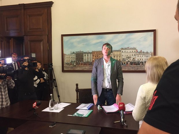 Псевдоактивісти зірвали засідання виконкому ЛМР і облили фарбою чиновників