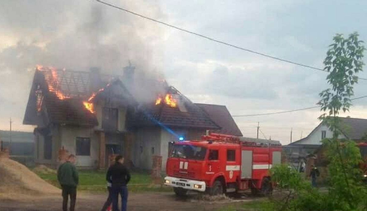 На Волині внаслідок удару блискавки спалахнув приватний будинок