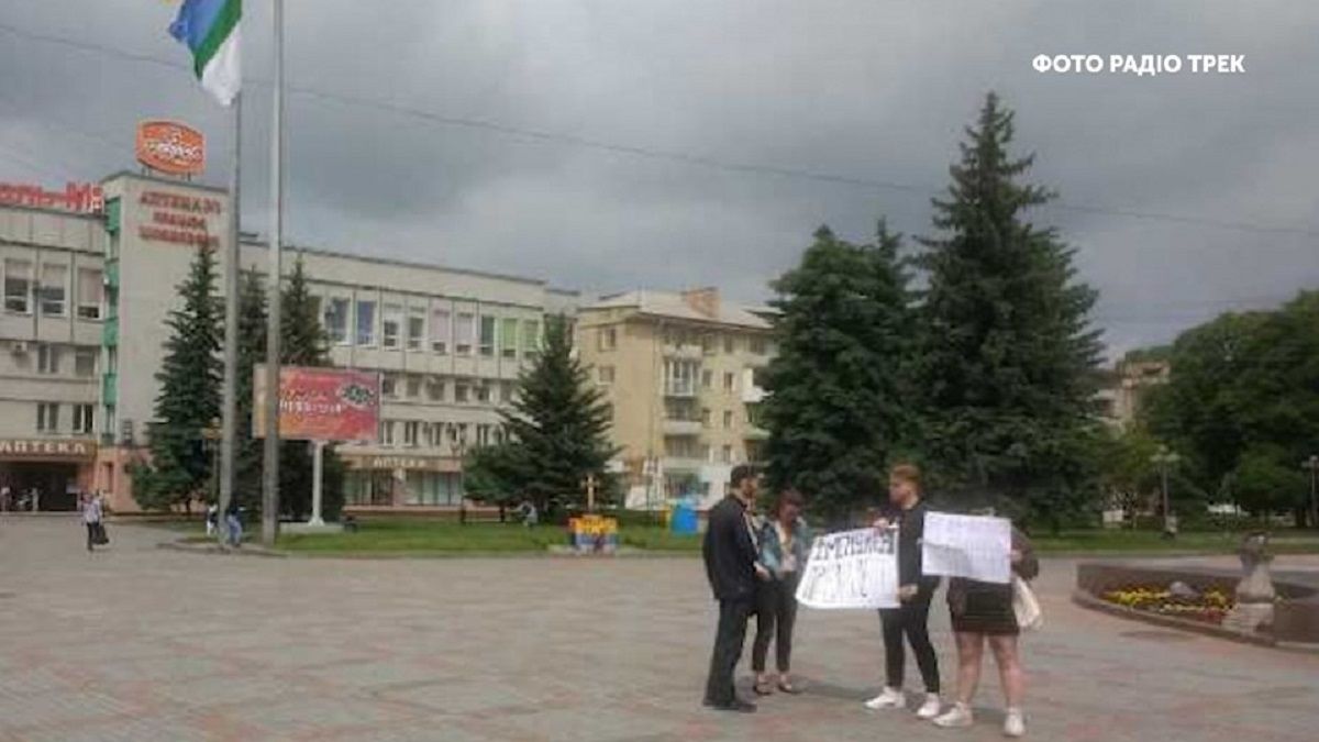 Хлопця і дівчину, які у Рівному виступали за імпічмент Зеленського, затримала поліція