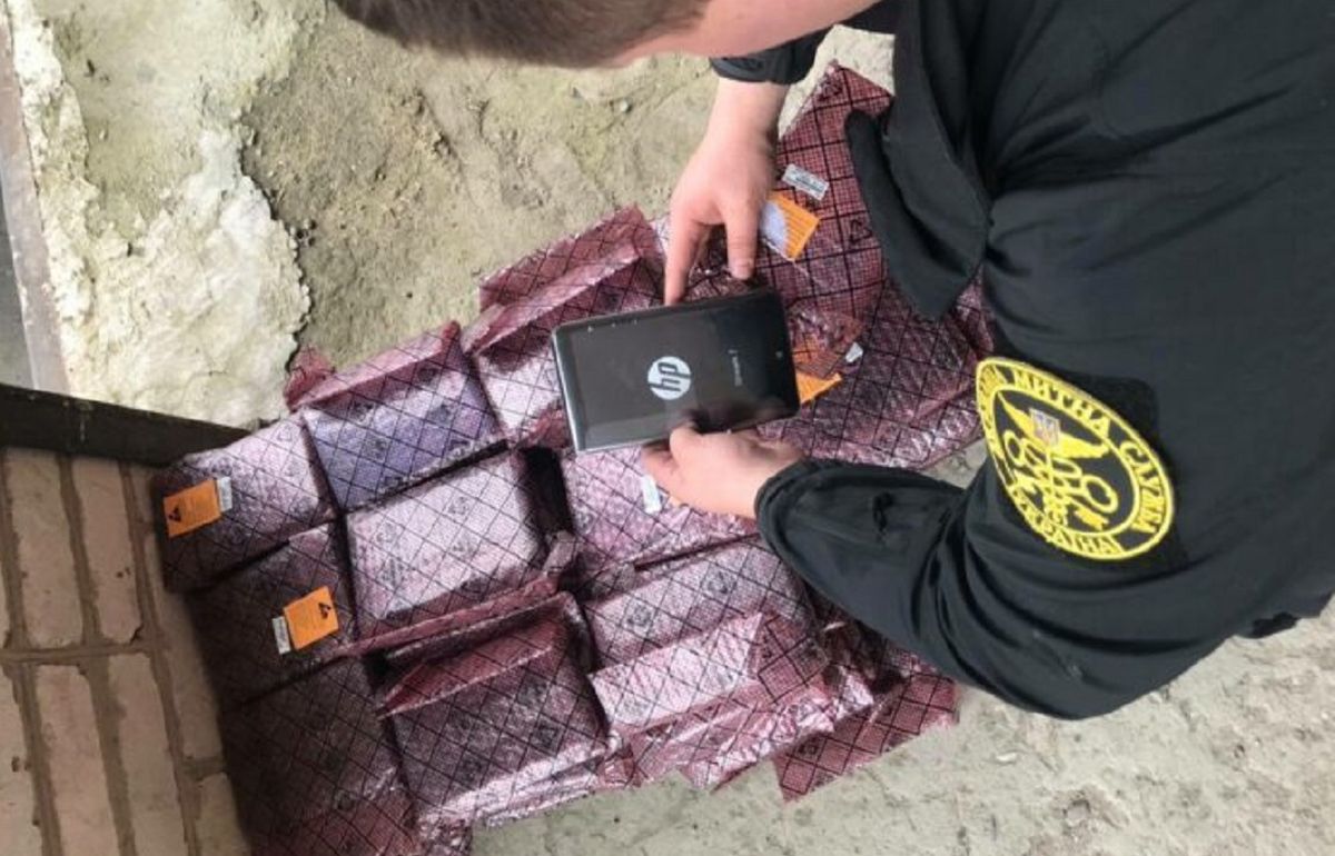 На Львівщині митники конфіскували у чоловіка 110 планшетів