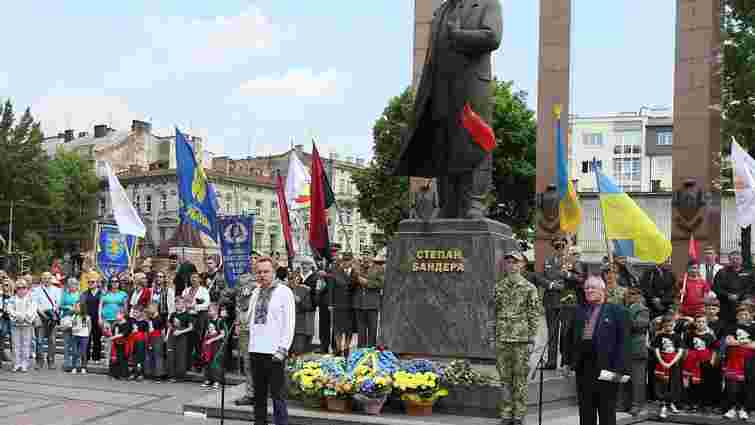 У День Героїв у Львові поклали квіти до пам’ятника Степану Бандері