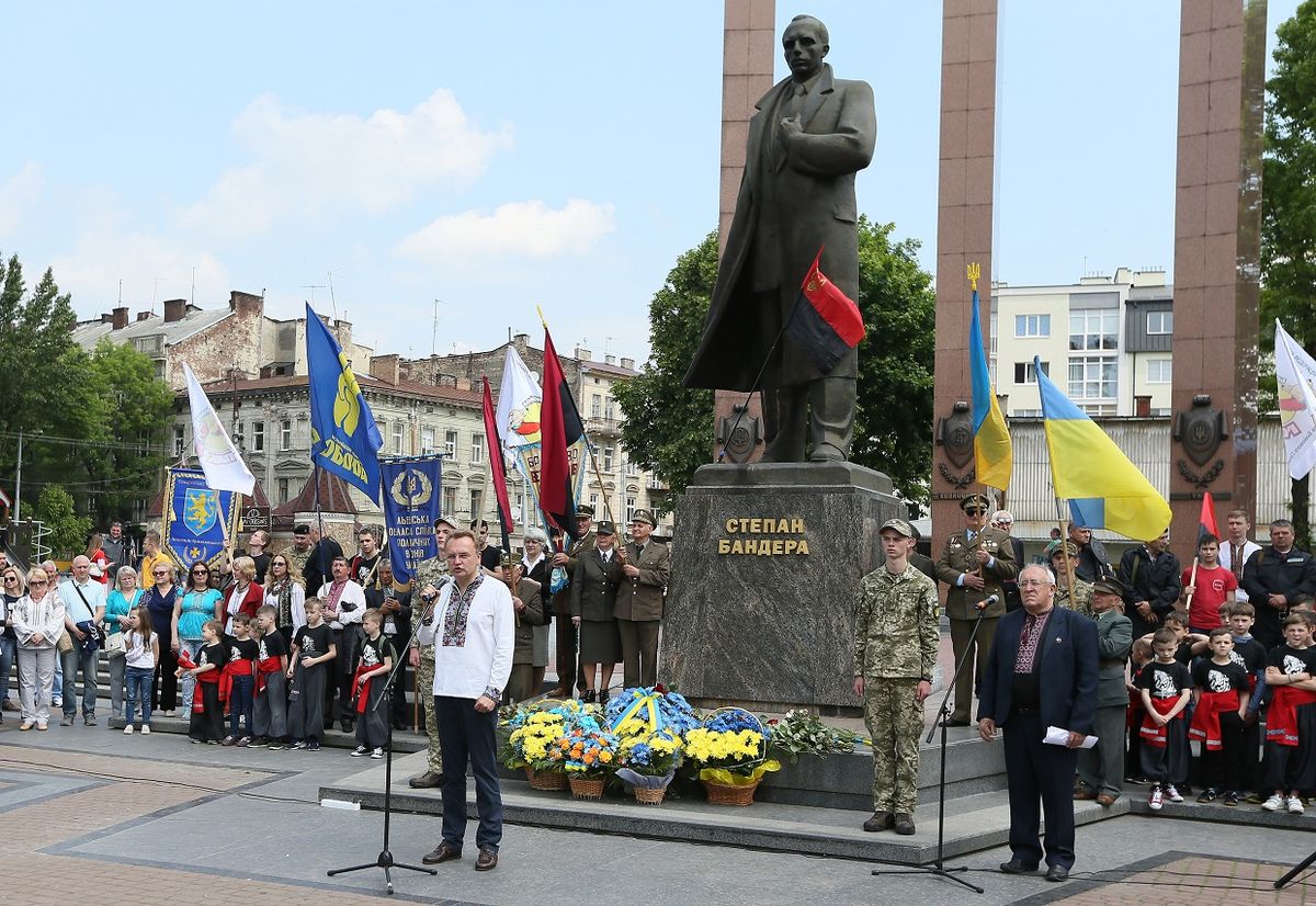 У День Героїв у Львові поклали квіти до пам’ятника Степану Бандері
