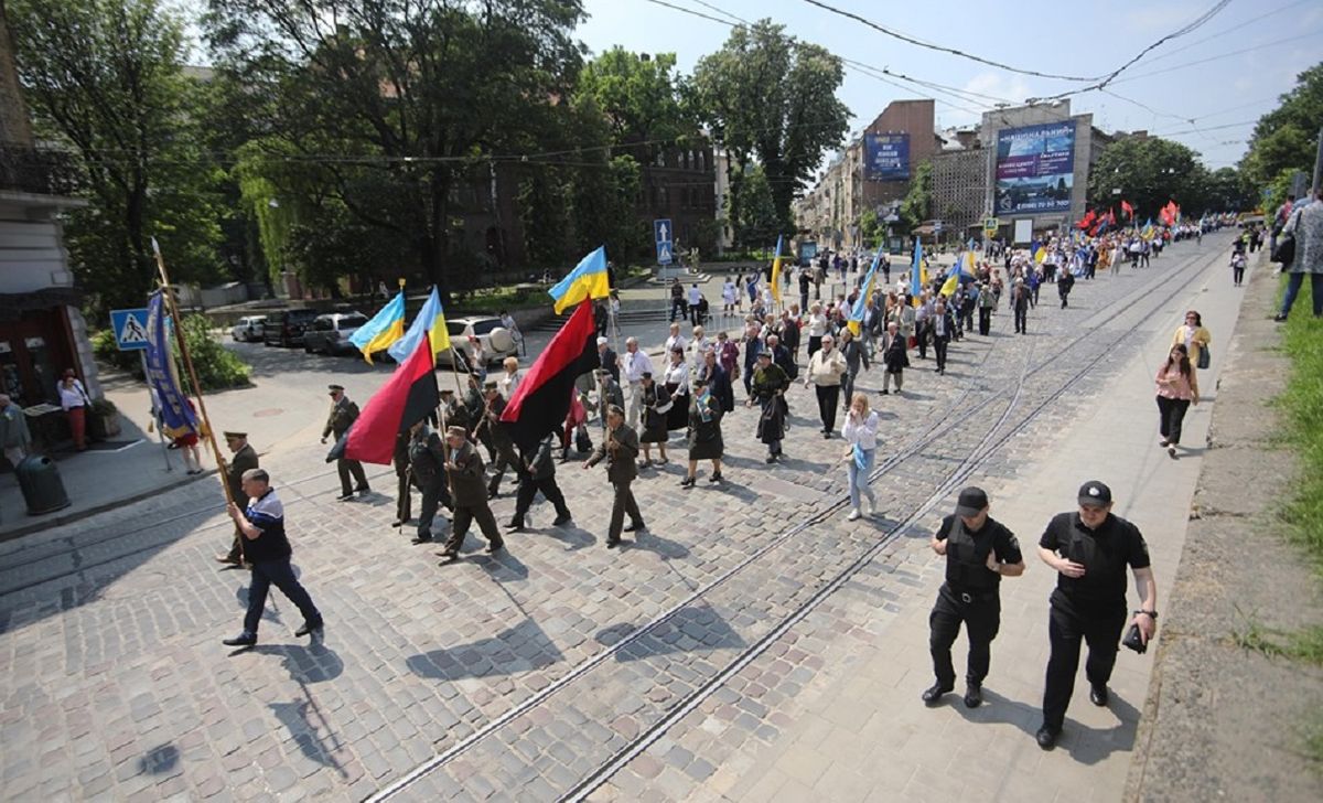 Львовом пройшла урочиста хода до Дня Героїв