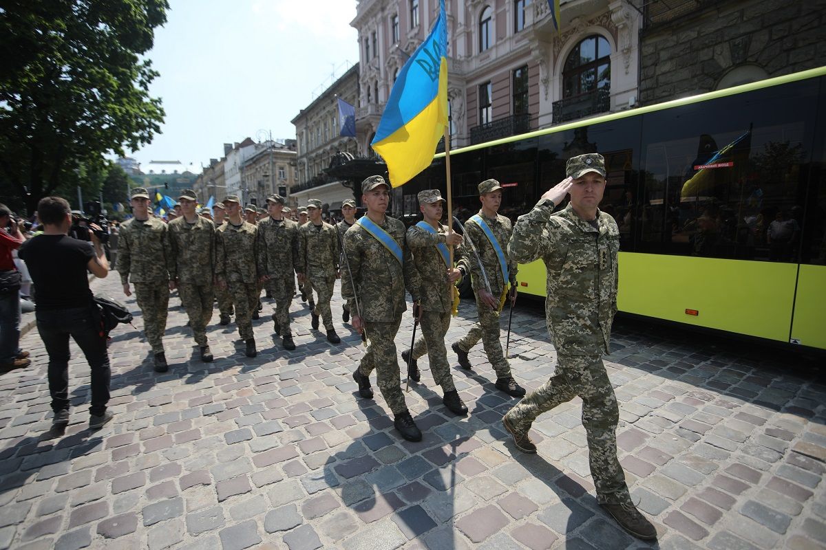 На пр. Свободи відбулося урочисте проходження з нагоди Дня Героїв