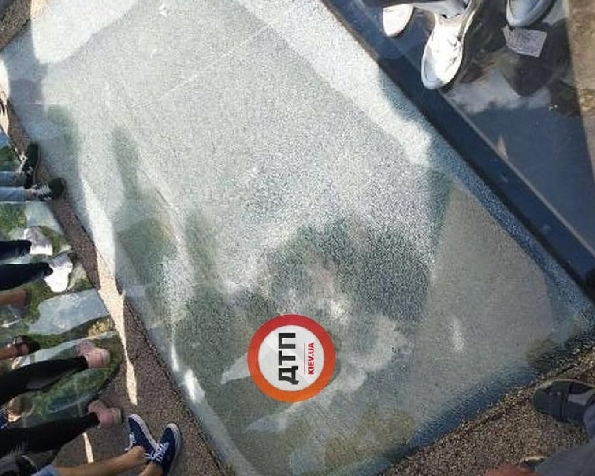 У Києві скляна підлога нового пішохідного мосту вкрилася тріщинами