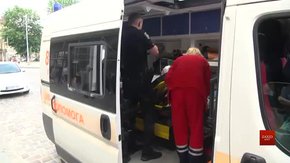 Із будинку в центрі Львова на молоду жінку впав шматок цегли