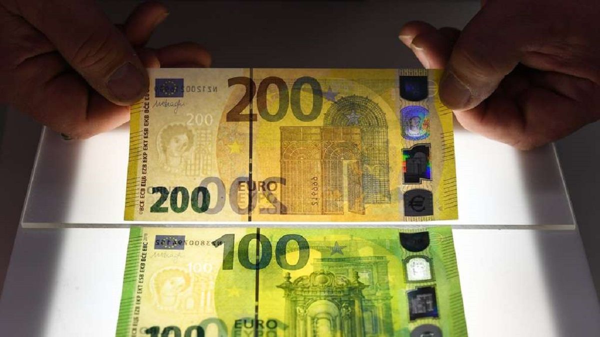 ЄС ввів в обіг нові купюри у 100 та 200 євро 