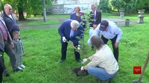 На вулиці Замарстинівській посадили перше символічне дерево на місці майбутнього скверу