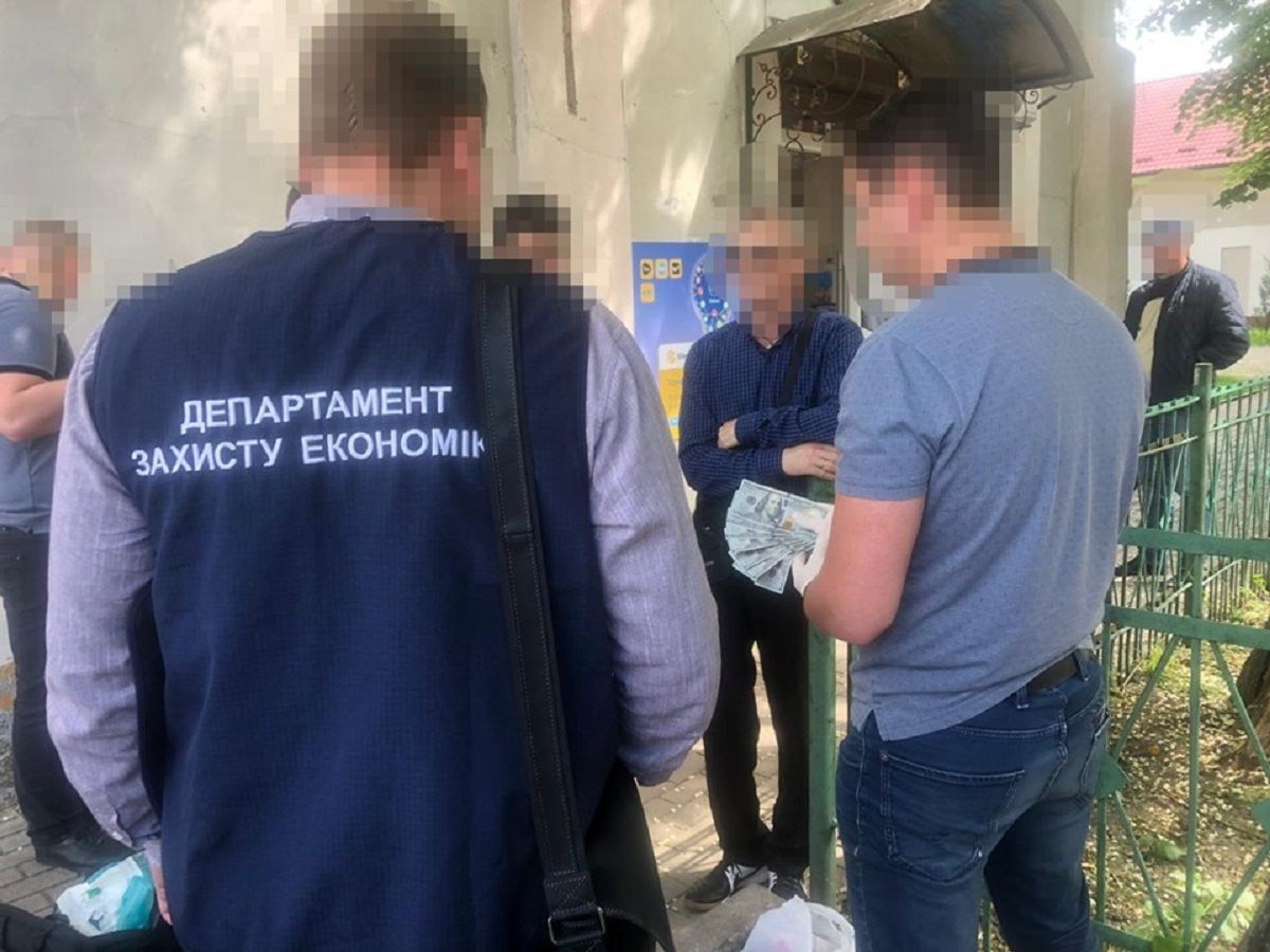 На Львівщині на хабарі 1,4 тисячі доларів затримали посадовця мерії