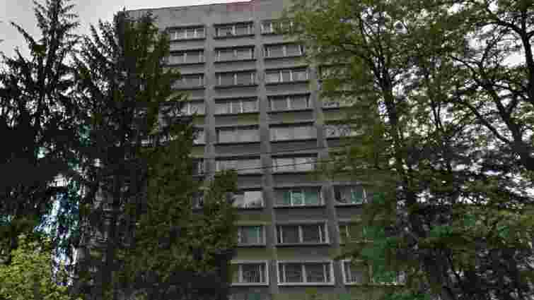 З сьомого поверху львівського гуртожитку випала 15-річна нетвереза дівчина
