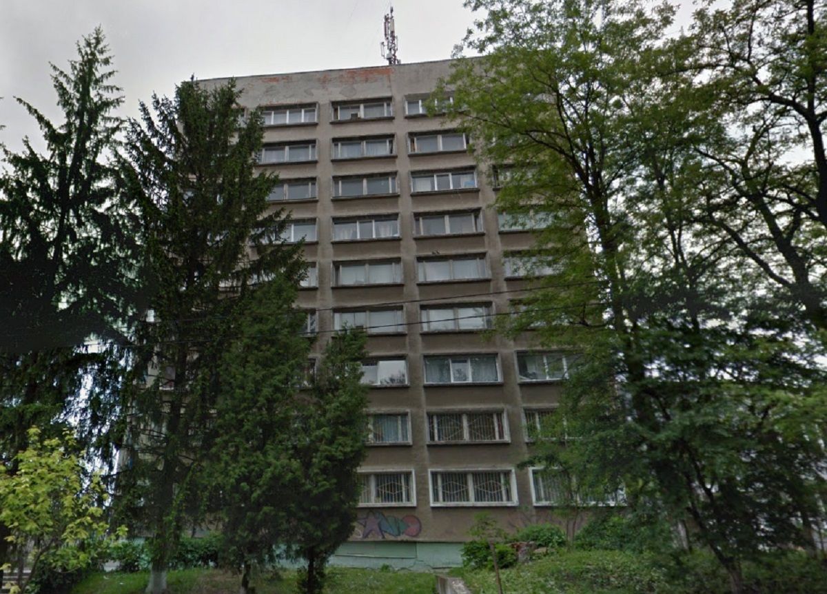 З сьомого поверху львівського гуртожитку випала 15-річна нетвереза дівчина
