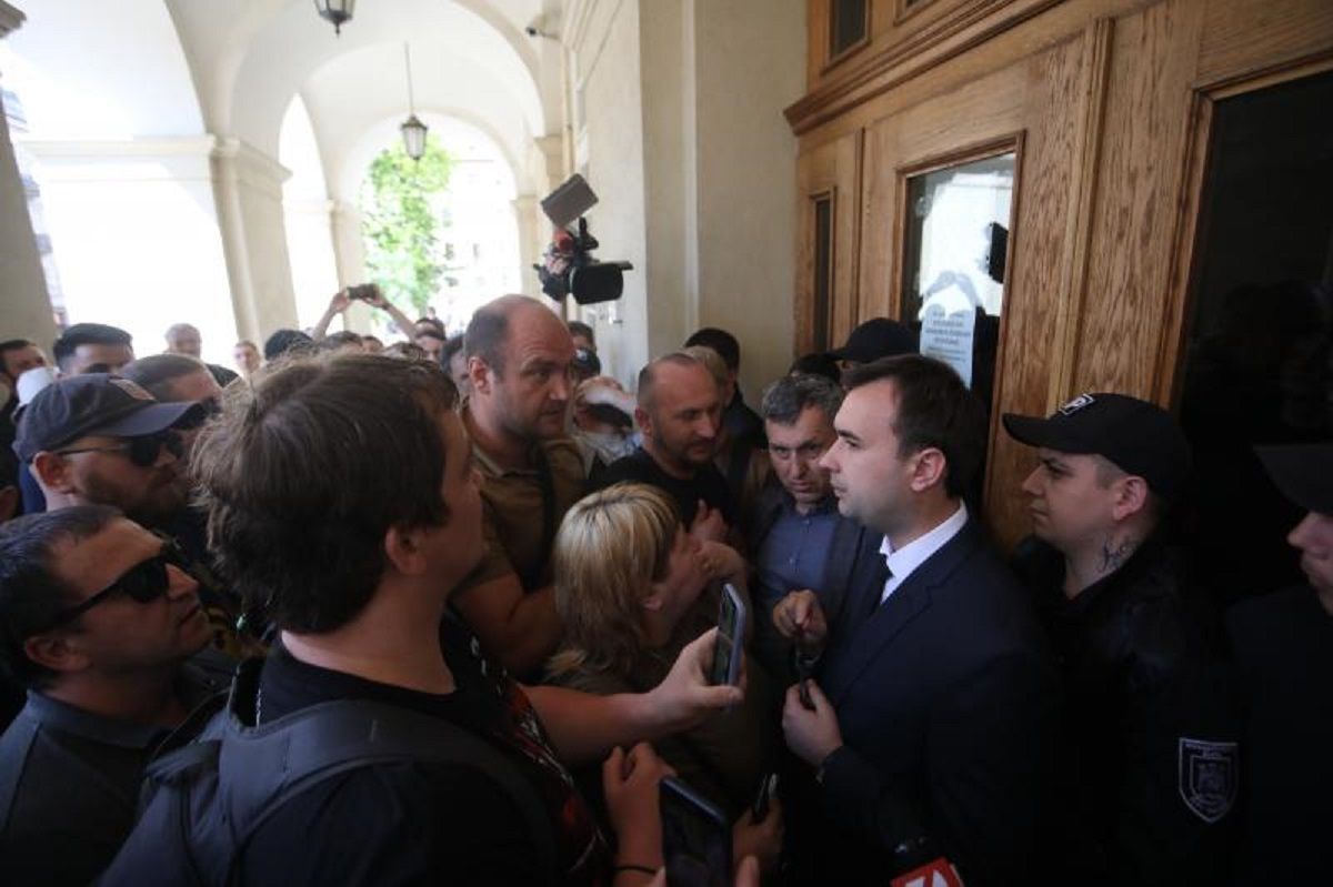 Керівника апарату Садового госпіталізували після нападу псевдоактивістів