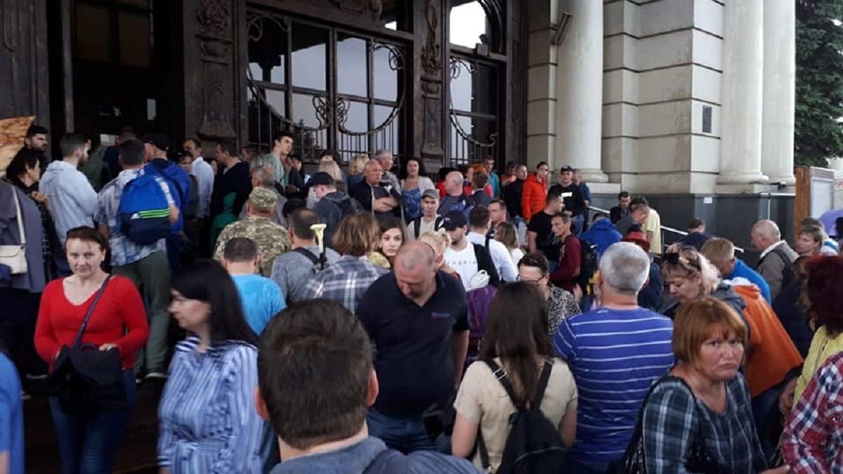 З головного залізничного вокзалу та аеропорту Львова евакуйовують людей