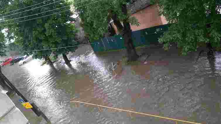 Внаслідок сильної зливи на вулиці Торф'яній потік води зірвав кришки каналізаційних люків
