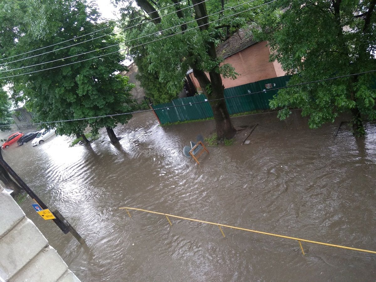 Внаслідок сильної зливи на вулиці Торф'яній потік води зірвав кришки каналізаційних люків