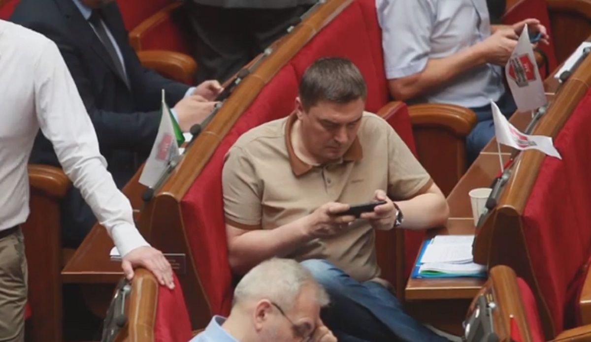Дмитра Добродомова підловили на геймерстві у сесійній залі Верховної Ради