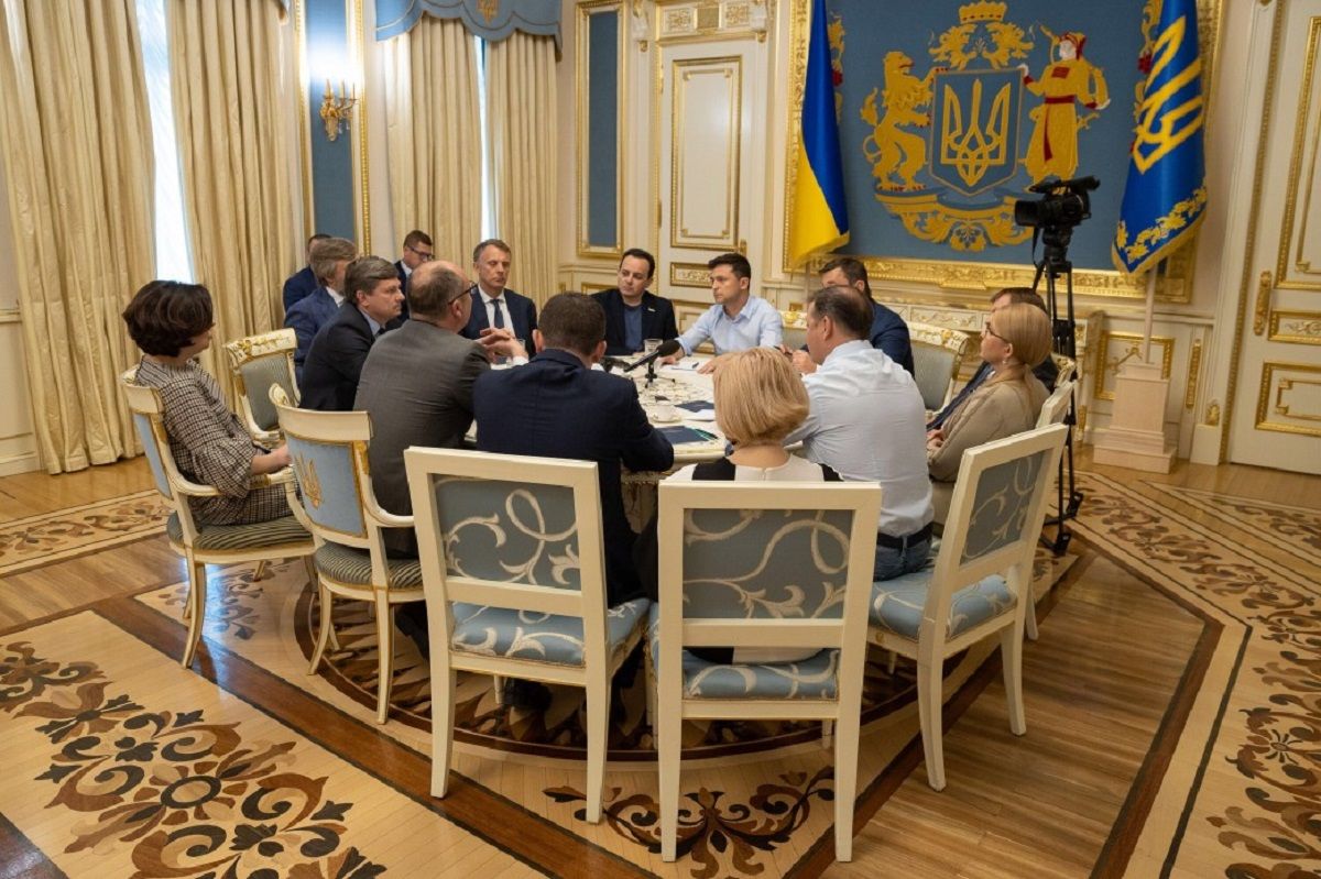 АП оприлюднила стенограму зустрічі Володимира Зеленського з лідерами фракцій