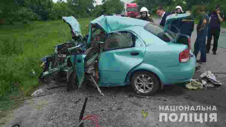 На Хмельниччині в автомобільній аварії загинули троє людей, серед них дитина
