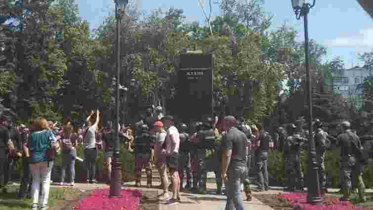У Харкові протестувальники знесли пам'ятник маршалу Жукову