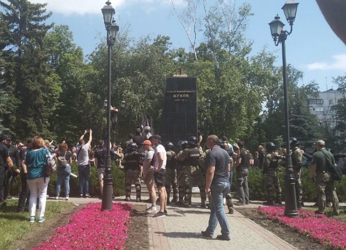 У Харкові протестувальники знесли пам'ятник маршалу Жукову