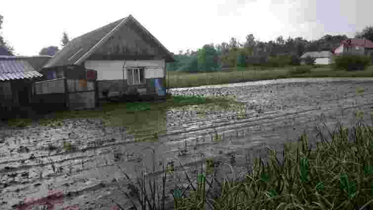 На Жидачівщині після минулотижневих дощів досі залишаються підтопленими приватні господарства