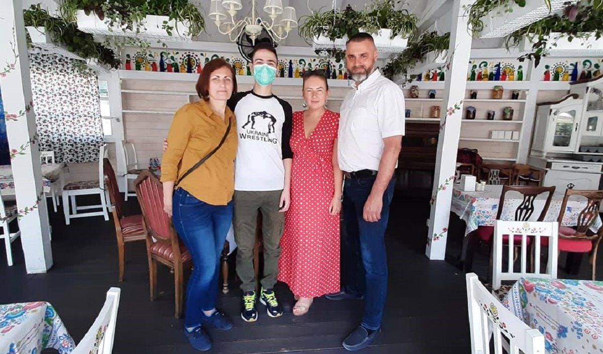 Максим Стасів, що в Індії чекав на пересадку кишківника, прилетів в Україну