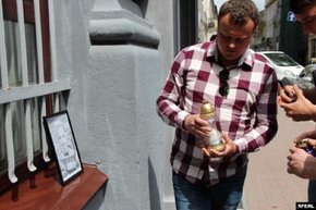 Під головним офісом поліції у Львові запалили лампадки в пам'ять про 5-річного Кирила Тлялова