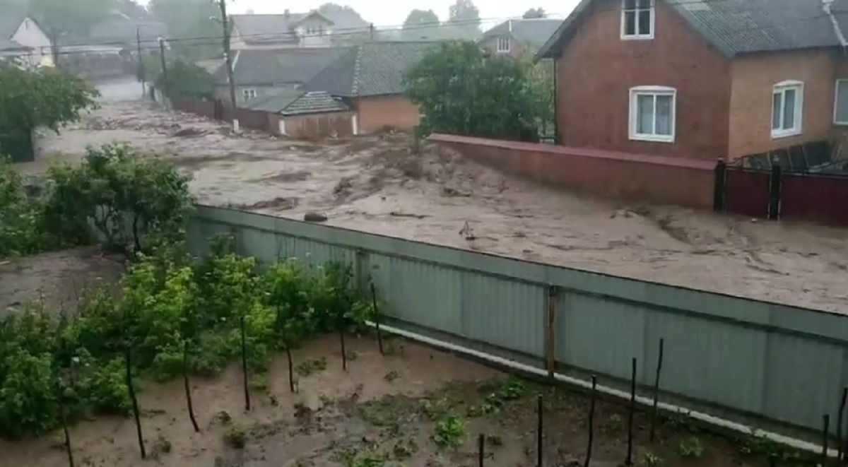 Бурхлива повінь ледь не змила село на Тернопільщині. Відео очевидців